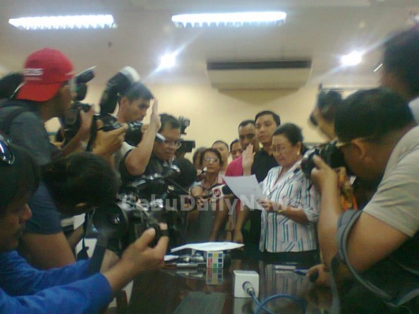 Vice Gov. Agnes Magpale takes her oath as the new governor of Cebu before DILG-7 Reg. Director Ananias Villacorta. (CARMEL MATUS)